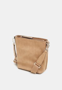 Tanfarvet skuldertaske i imiteret læder med rektangulært design, lynlås i toppen og justerbar rem. Glat tekstur med minimalt hardware.