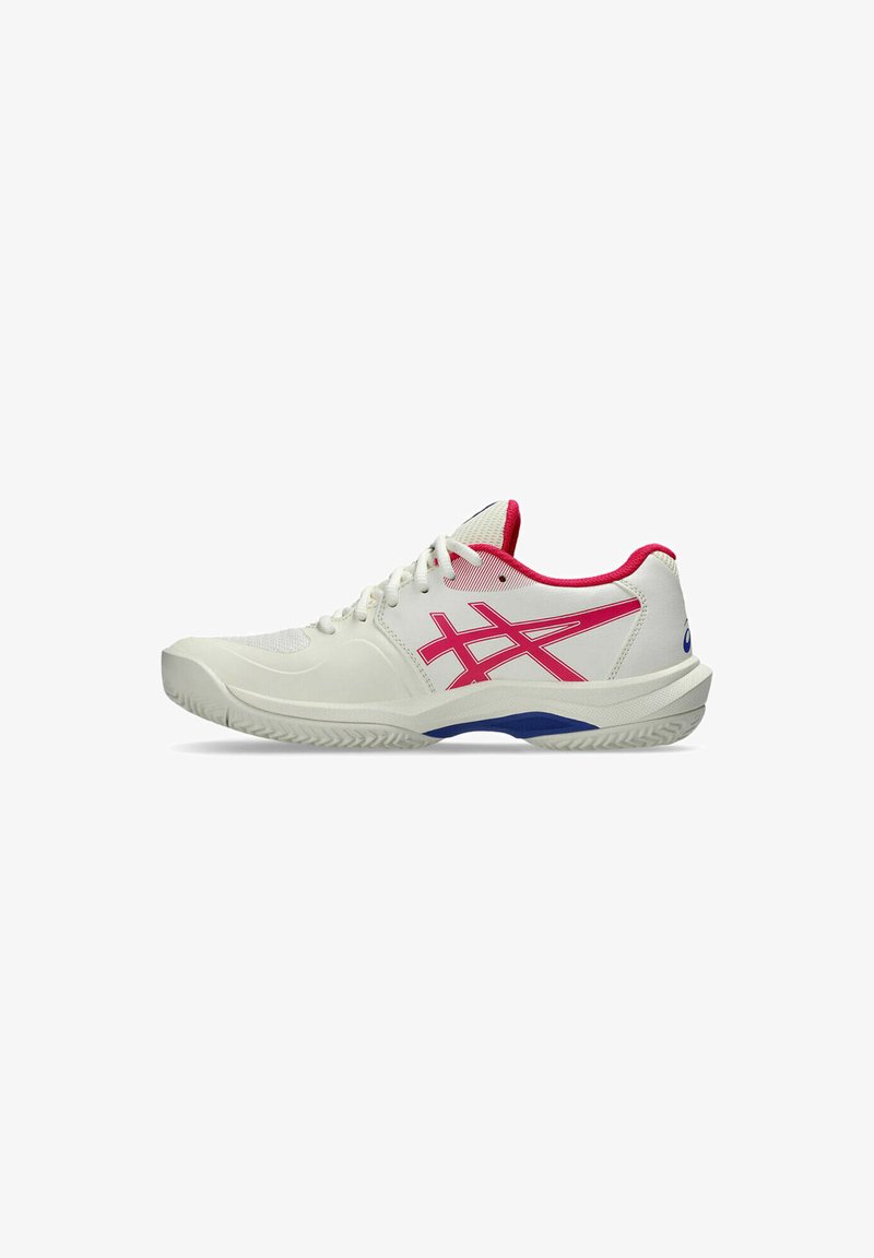 Zapatilla deportiva blanca con acentos en rosa, parte superior de malla sintética, suela texturizada y diseño de logo distintivo en el lateral y el talón.