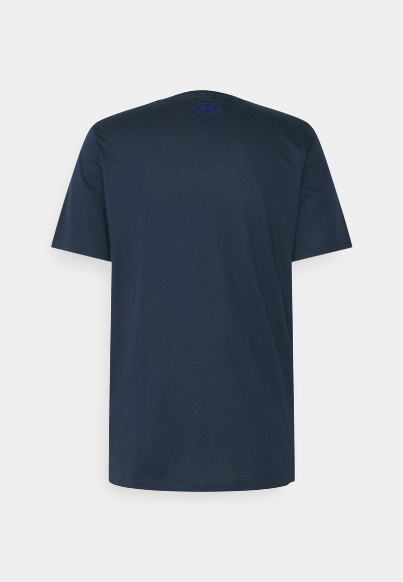 T-shirt blu navy con maniche corte, colletto rotondo e una texture liscia. Presenta un piccolo logo viola sul retro, vicino al collo.