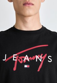 Tommy Jeans SIGNATURE TWIST TEE UNISEX - Camiseta estampada - black