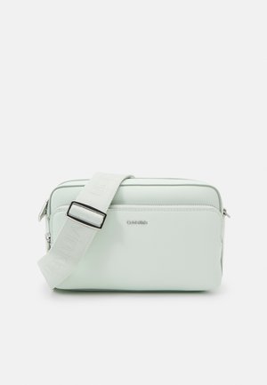 Calvin Klein MUST CAMERA BAG - Ülerinna-kott - milky green