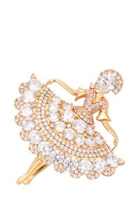 Goldfarbener Brosche in Form einer Ballerina, verziert mit klaren und rosa Strasssteinen, die in einem fließenden Kleidungsdesign angeordnet sind.