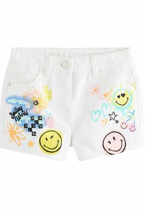 Hvide denimshorts med farverige trykte designs, herunder smilende ansigtter, blomster, hjerter og teksten "Smiley World" foran.