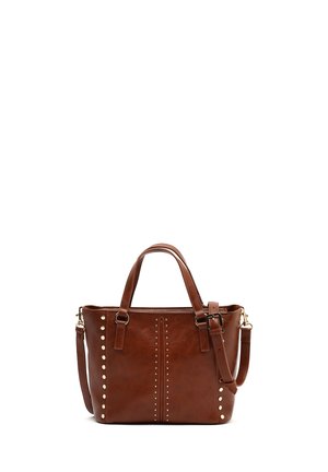 Sac fourre-tout en cuir marron avec des accents cloutés, deux poignées et une bandoulière réglable. Présente une forme structurée et des lignes épurées.