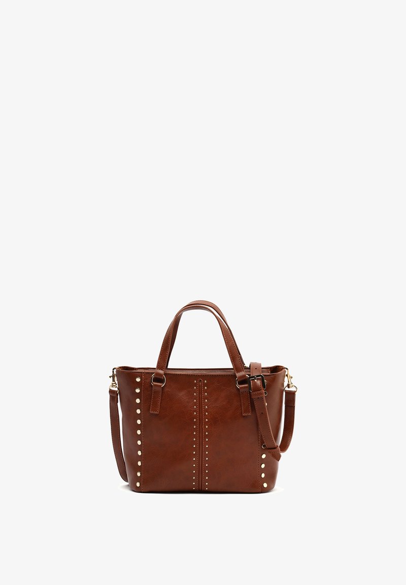 Borsa tote in pelle marrone con dettagli a borchie, doppi manici e tracolla regolabile. Presenta una forma strutturata e linee pulite.