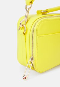 Tommy Hilfiger ICONIC CAMERA BAG - Keresztpántos táska - valley yellow