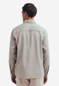 Lichtgrijze button-up overhemd met lange mouwen, van katoen, met een comfortabele pasvorm en een rugpas. Heeft knoopmanchetten en een eenvoudig ontwerp.
