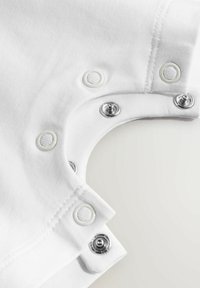 Weißer Baumwoll-Body mit Kragen, silbernen Druckknöpfen und kontrastierenden weißen Druckknopfringen. Glatte Textur, geschwungene Kantenform, minimalistischer Stil.