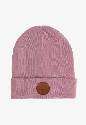 Różowa dziana czapka z zagiętym brzegiem. Posiada okrągłą brązową skórzaną łatkę z wzorem przedstawiającym góry i drzewa.