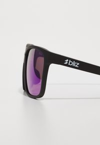 Occhiali da sole in plastica nera con montatura quadrata, lenti viola, e un logo "bliz" bianco sul lato. Texture liscia, senza ulteriori dettagli.