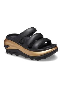 Zwarte slide slippers met drie brede banden, voorzien van een gouden middenzool en een gestructureerde zwarte loopzool, ontworpen voor comfort en stabiliteit.
