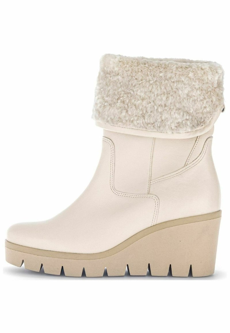 Beige kotníkové boty na podpatku se silnou podrážkou a ovinutím z huňaté kožešiny na vrchu pro teplo a styl.