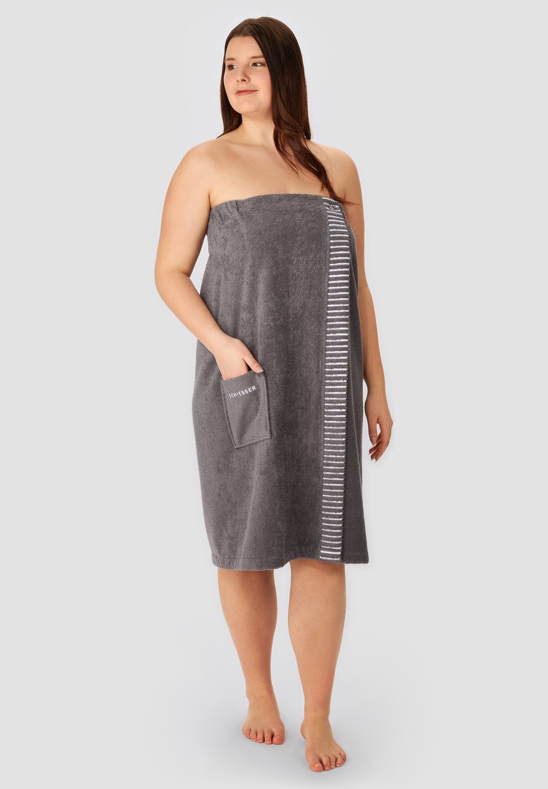 Robe en serviette grise avec une finition texturée, dotée d'une poche latérale et d'une bordure décorative à rayures. Conçue pour le confort et la facilité d'utilisation.