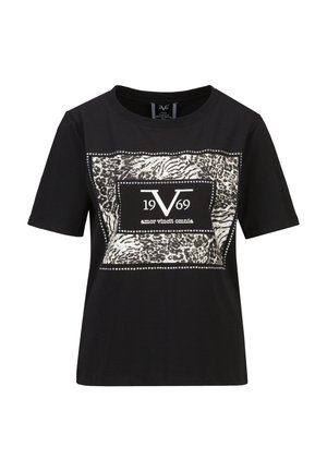 T-shirt noir à manches courtes avec un carré imprimé animalier, bordure de points blancs, et texte "19 V 69 amor vincit omnia" sur le devant.