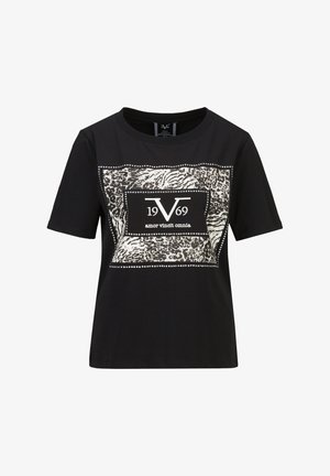 Zwart T-shirt met korte mouwen met een dierenprint in een vierkant, omrand door witte stippen, en de tekst "19 V 69 amor vincit omnia" op de voorkant.