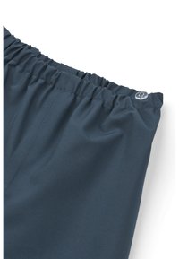 Tissu léger de couleur bleu foncé avec une taille élastique, comportant une fermeture à bouton. Texture lisse, design légèrement froncé à la taille.