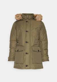 Oliven grøn isoleret parka-jakke med hætte i faux fur, frontknapper, to store sidelommer og en broderet logo-detalje på ærmet.