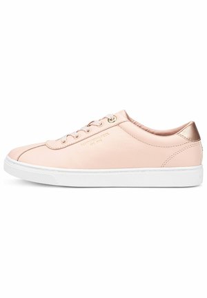 Baskets basses en cuir rose clair avec semelle blanche, lacets, languette métallique au talon et marquage doré subtil "Tommy Hilfiger" sur le côté.