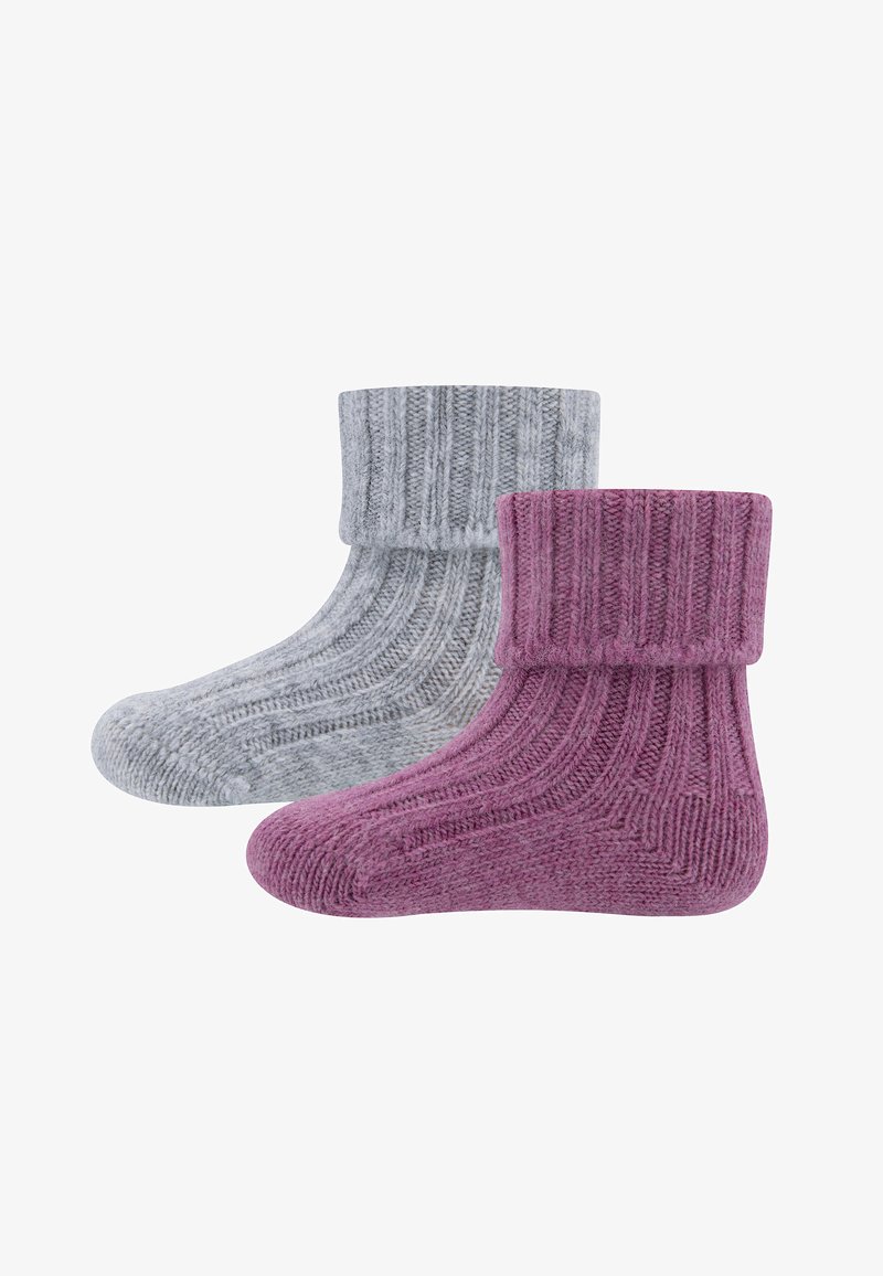 Skarpetki dziane w kolorze szarym i śliwkowym, z wyczuwalnym teksturowaniem i zagiętymi mankietami. Miękka, mieszana przędza w wygodnym kształcie.