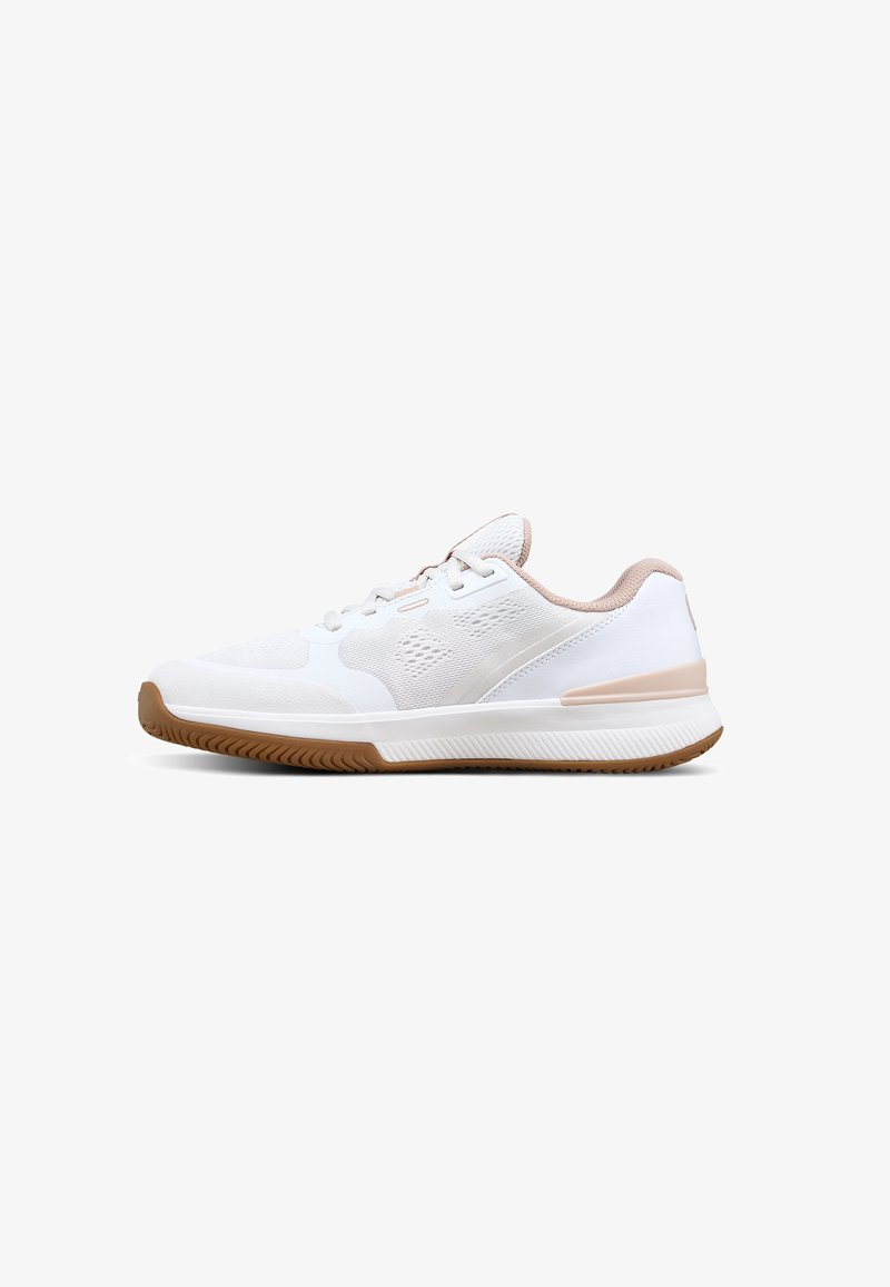 Chaussure de sport basse blanche et beige avec empeigne en mesh texturé et semelle en caoutchouc marron, vue du côté extérieur sur fond blanc.