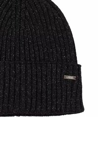 Zwarte gebreide beanie met ribbeltextuur, voorzien van een klein zilver logo label aan de zijkant. Zacht materiaal met een comfortabele pasvorm.