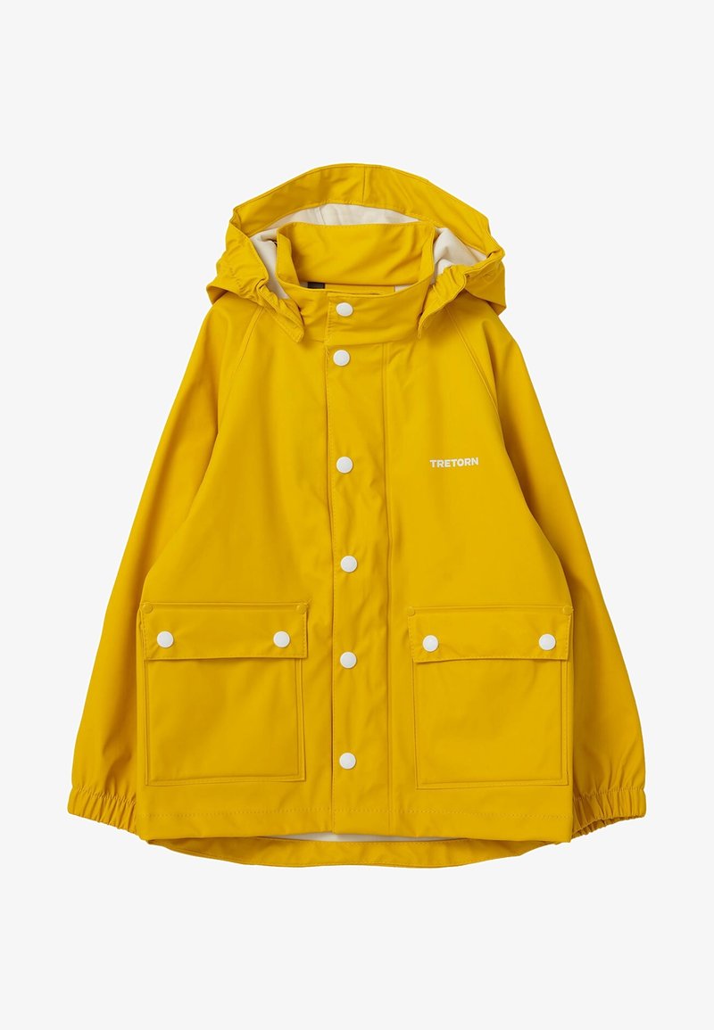 Gelbe wasserfeste Regenjacke mit Kapuze, zwei Fronttaschen mit Druckknopfverschlüssen und einem weißen Logo auf der Brust. Glatte Textur.
