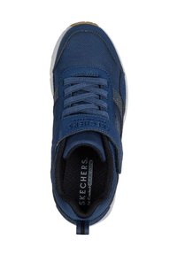 Zapatilla azul con parte superior de malla, cuello y lengüeta acolchados. Presenta cordones, diseño tipo slip-on y suela de goma texturizada con acentos grises.