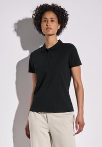 Černé polo tričko, krátké rukávy, bavlněný materiál, s klasickým límečkem a légou s třemi knoflíky. Hladká textura, obtažený design.