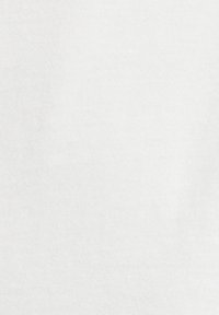 Αδιάκοπο λευκό φόντο με λεπτή υφή, ομοιόμορφα φωτισμένο χωρίς σκιές ή αντικείμενα.