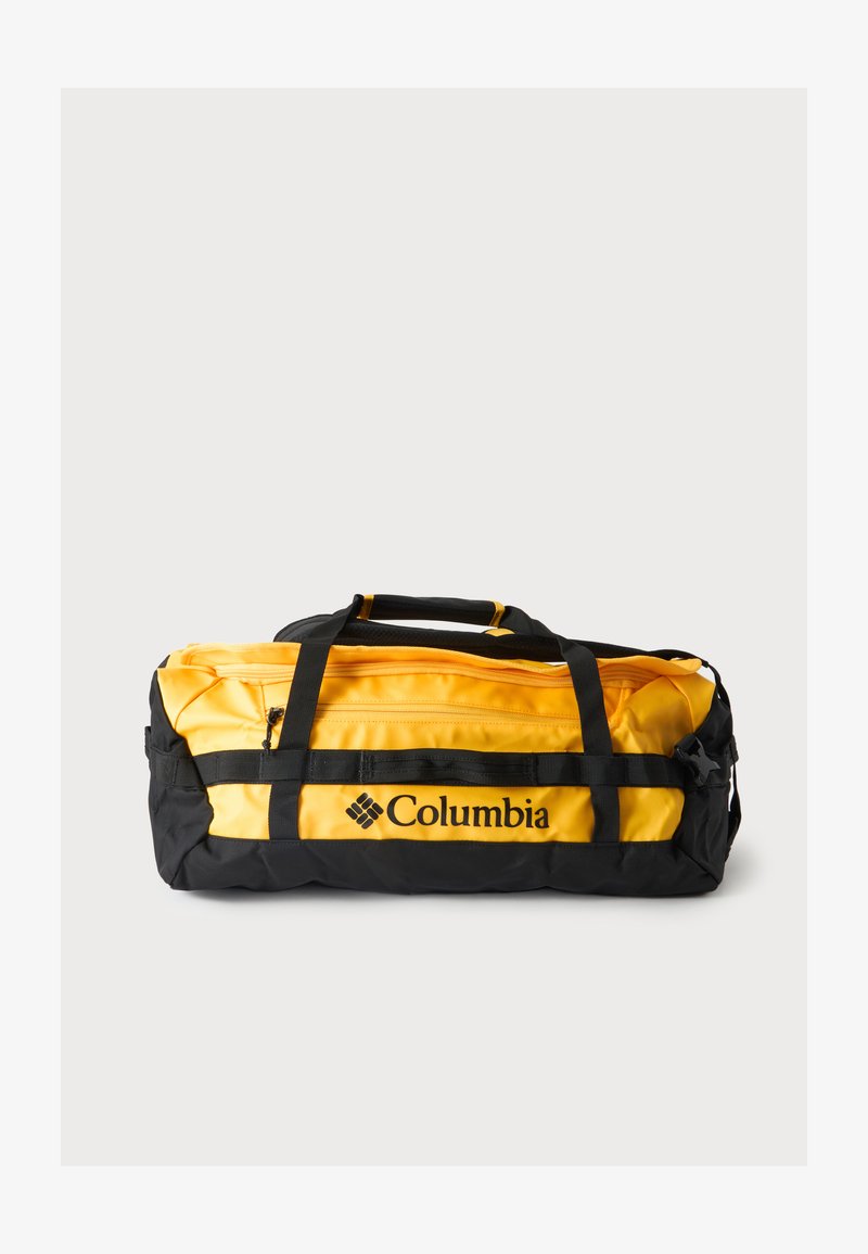 Κίτρινη και μαύρη τσάντα Columbia duffel με λαβές και φερμουάρ σε απλό φωτεινό φόντο.