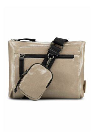 Beige rechteckige Umhängetasche mit vorderer Reißverschlusstasche und angebrachtem kleinem Reißverschlussfach an schwarzem verstellbarem Riemen.