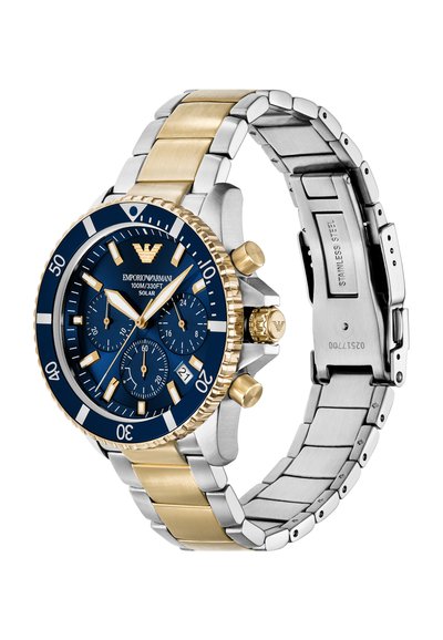 Montre-bracelet bicolore en acier inoxydable et or avec cadran bleu, trois sous-cadrans, guichet de date, lunette tournante et boutons chronographes.
