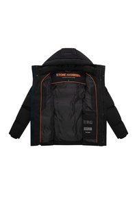 Giacca impermeabile nera con cappuccio, dotata di un rivestimento interno arancione e di un marchio. Include tasche interne e cerniere.