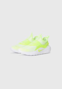 Baskets slip-on jaune fluo avec dessus en mesh, semelle blanche et logo visible. Présentent des sangles élastiques pour un maintien ajusté et un design perforé.