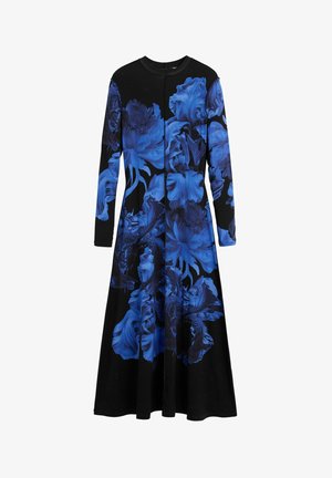 Rochie midi neagră cu mâneci lungi, cu imprimeuri mari și vibrante de flori albastre pe față și mâneci, având un decolteu rotund.