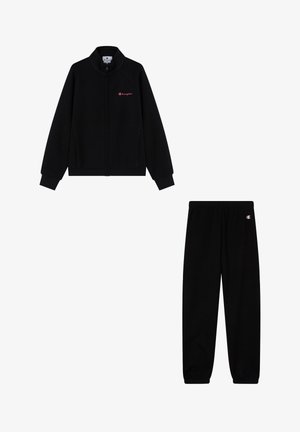 Zwarte Champion trainingspak met een ritsjack met roze logo op de borst en bijpassende joggers met elastische tailleband en logo op de linkerdij.