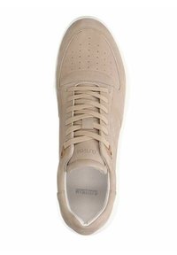 Beige Wildledersneaker mit perforiertem Zehenbereich, tonalen Schnürsenkeln, subtilem Branding und einer weißen Gummisohle. Sauberes, minimalistisches Design.