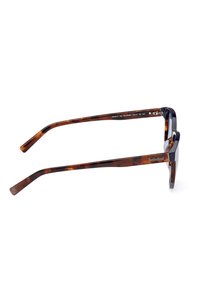 Ochelari de soare brun cu tortoise, cu ramă rectangulară, lentile polarizate și branding Timberland pe braț. Textură de suprafață netedă, brațe groase.