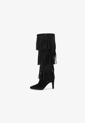 Stivale alla caviglia in suede nero con punta affusolata e tacco di 7 cm, caratterizzato da dettagli a frange sovrapposte sulla gamba e un accento decorativo sulla parte superiore.