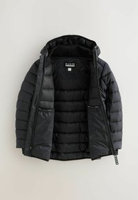 Sort pufferjakke med lynlås, hætte og ribbet tekstur. Har indvendige labels og en glat foring med syede paneler og detaljer.
