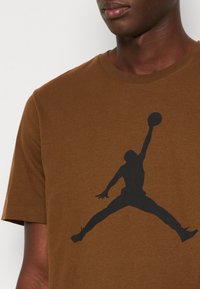 Jordan JUMPMAN SS CREW - T-shirt estampada - light olive/black