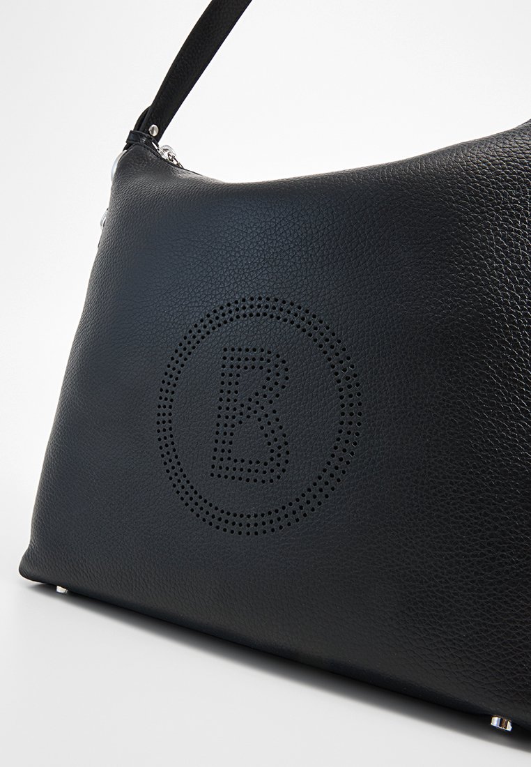 Schwarze Leder-Schultertasche mit einem runden Ausschnittmuster und einem "B"-Logo. Glatte Textur, Reißverschluss und verstellbarer Trageriemen.