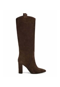 Botte haute en daim marron, avec un bout pointu, un talon bloc et une languette distinctive à l'arrière pour faciliter l'enfilage. Texture lisse sur toute la surface.