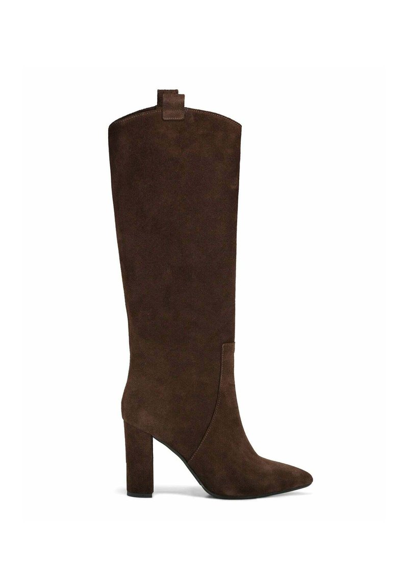 Botte haute en daim marron, avec un bout pointu, un talon bloc et une languette distinctive à l'arrière pour faciliter l'enfilage. Texture lisse sur toute la surface.