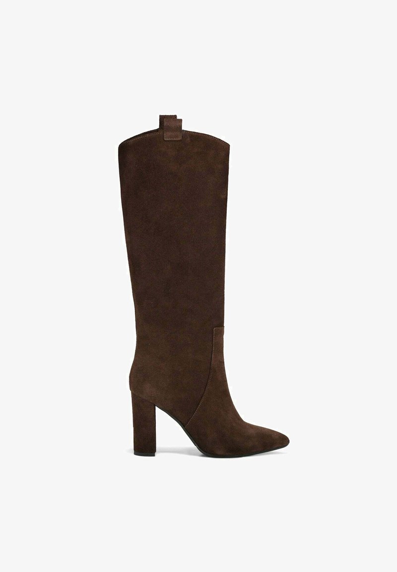 Stivale al ginocchio in suede marrone con punta appuntita, tacco blocco e una linguetta distintiva sul retro per facilitare l'indossamento. Texture liscia su tutta la superficie.