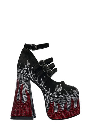 Fekete platformos sarok, bokapántokkal és csatokkal, ezüst és vörös strasszokkal díszítve, amelyek lángmintákat formáznak.