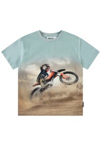 Camiseta de algodón de color azul claro con un gráfico de un piloto de motocross en una moto naranja, con nubes de polvo y efectos de movimiento.