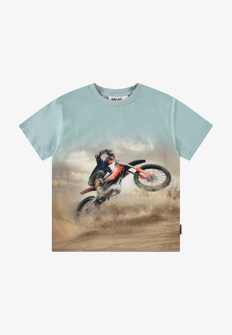 Svijetloplava pamučna majica s grafikom motocross vozača na narančastom biciklu, s prašinom i efektima kretanja.