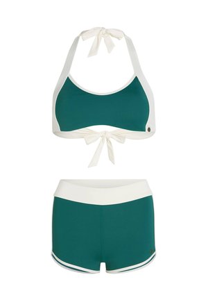Turquoise bikini set met een haltertop met witte accenten en een sluiting met strik, gecombineerd met bijpassende turquoise shorts met witte bies.