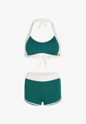 Turquoise bikini set met een haltertop met witte accenten en een sluiting met strik, gecombineerd met bijpassende turquoise shorts met witte bies.